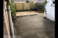 Achtertuin bestraten met betontegels en siertegels