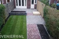 Tuinaanleg met bestrating, graszoden en plantenbak