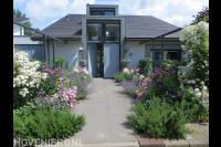 Kleurrijke bloementuin bij villa