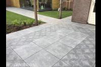 Bestrating van natuurstenen tegels met motief