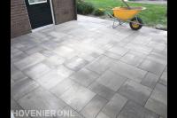 Bestrating van siertegels in wildverband