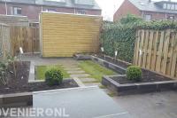 Tuinaanleg met bestrating, graszoden en plantenbakken