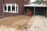 Voorbereidend grondwerk met minikraan voor oprit