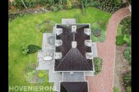 Bovenaanzicht tuin rondom villa