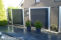 Composiet schutting met panelen van betongaas