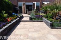 Tuinaanleg met bestrating in wildverband en kleurrijke beplanting