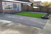 Voortuin aanleggen met bestrating, gazon en plantenbakken
