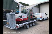 Bedrijfsbus van Kramer Infra met minikraan op aanhanger