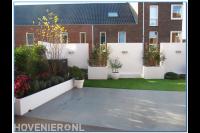 Trendy dakterras met kunstgras en witte bloembakken