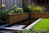 Strakke vijver met houten watermuur