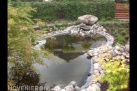 Tuin met vijver, beplanting en bestrating van natuurlijke stenen 2