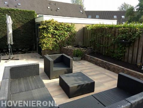 Loungeset op terras van natuursteen tuintegels