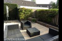 Loungeset op terras van natuursteen tuintegels