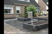 Grijze robuuste plantenbakken met groen