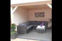 Houten overkapping met loungeset 2