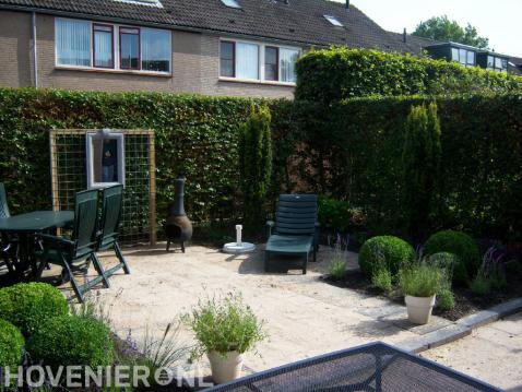 Kleine achtertuin met terras en veel groen 2