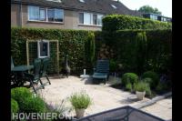 Kleine achtertuin met terras en veel groen 2