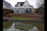 Tuin met hoogteverschillen aan het water