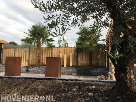 Plantenbak van stapelblokken met palmbomen voor hout beton schutting 1