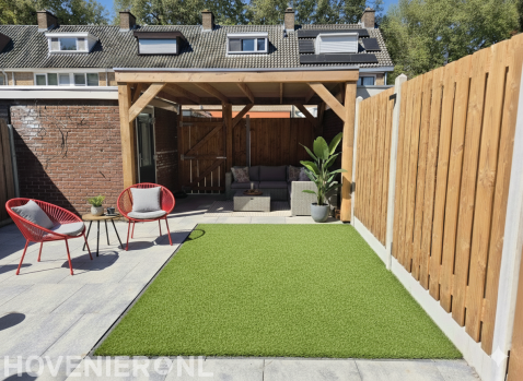 "Compleet tuinproject: overkapping, kunstgras en tegels"
