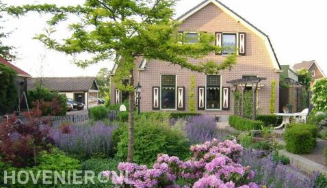 Tuin met kleurrijke beplanting