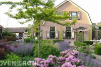 Tuin met kleurrijke beplanting
