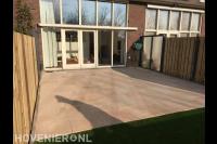 Achtertuin met siertegels, kunstgras en hout beton schutting 1