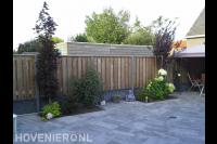 Tuinaanleg met bestrating, beplanting en schutting 1