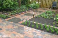 Bestrating van betonklinkers in diverse kleuren