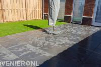 Tuin met siertegels en kunstgras
