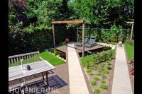 Zithoek met vlonder en houten pergola boven vijver 1