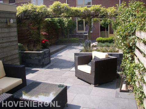 Achtertuin met kleine vijver en pergola met klimplanten 2