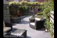 Achtertuin met kleine vijver en pergola met klimplanten 2