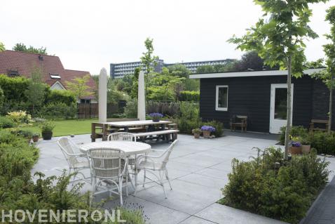 Moderne tuin met terras en gazon