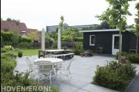 Moderne tuin met terras en gazon