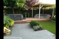 Houten vlonder met jacuzzi en overkapping