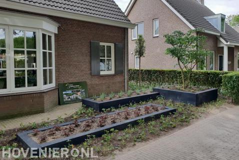 Aanleggen voortuin met plantenbakken en nieuwe beplanting