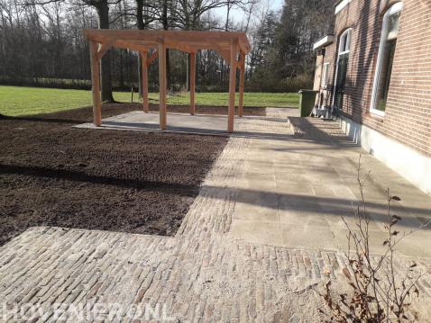 Achtertuin met houten overkapping