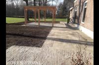 Achtertuin met houten overkapping