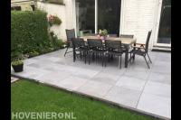 Terras van keramische tegels