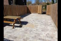 Tuinaanleg met bestrating en houten schutting