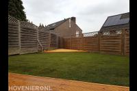 Achtertuin met houten vlonders en graszoden