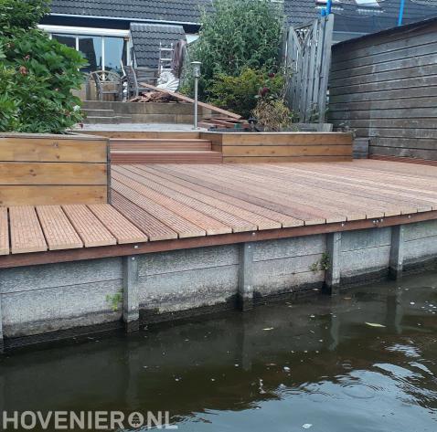 Houten vlonder aan het water