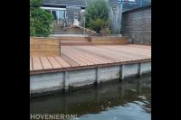 Houten vlonder aan het water