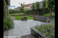 Tuin met terras, gazon en kleurrijke beplanting