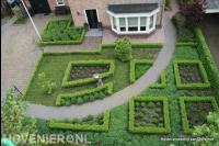 Bovenaanzicht klassieke tuin met buxushagen