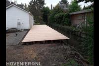 Houten vlonder bij het water