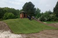 Graszoden leggen op heuvel in speeltuin