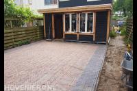 Straatwerk van gebakken klinkers in visgraat verband