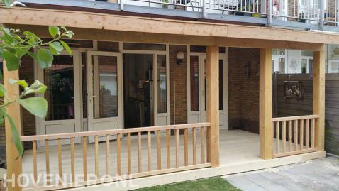 Houten veranda bij woning